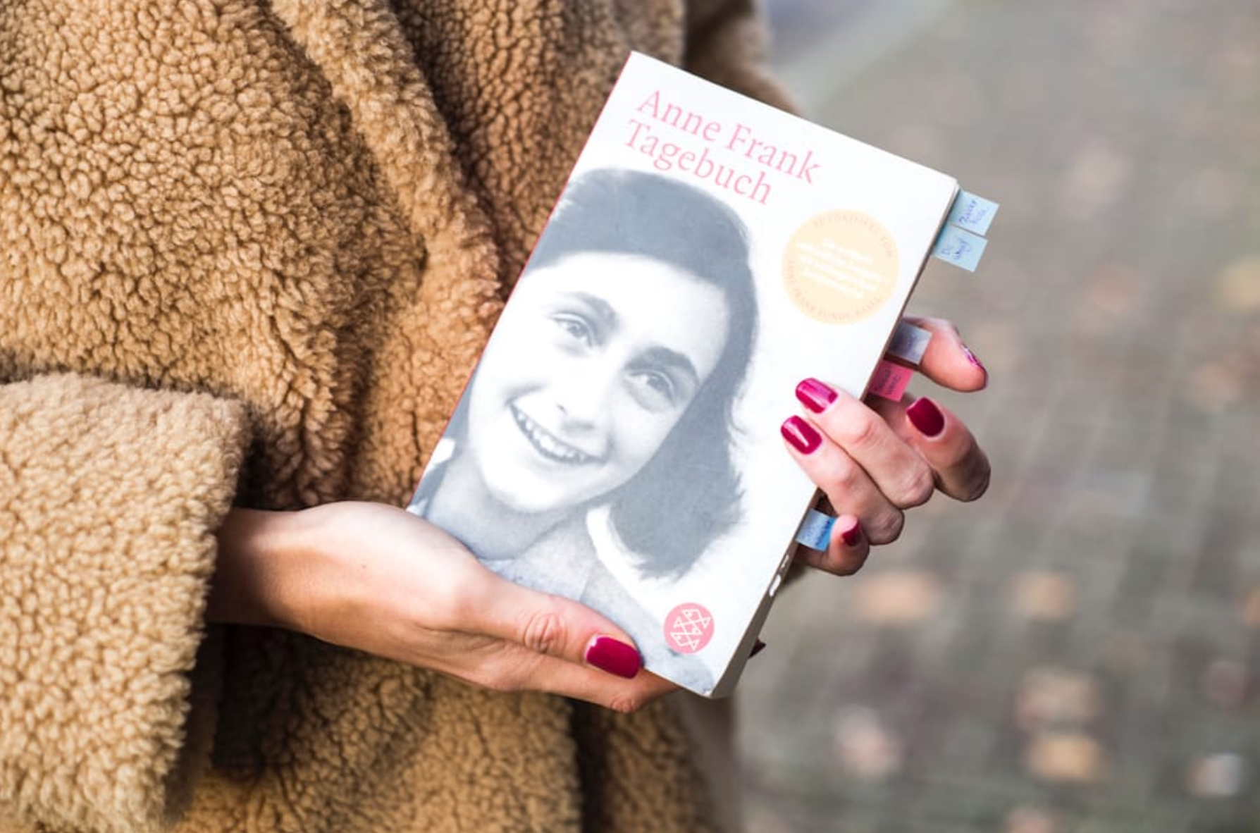 Tourguide hält das Anne Frank Tagebuch