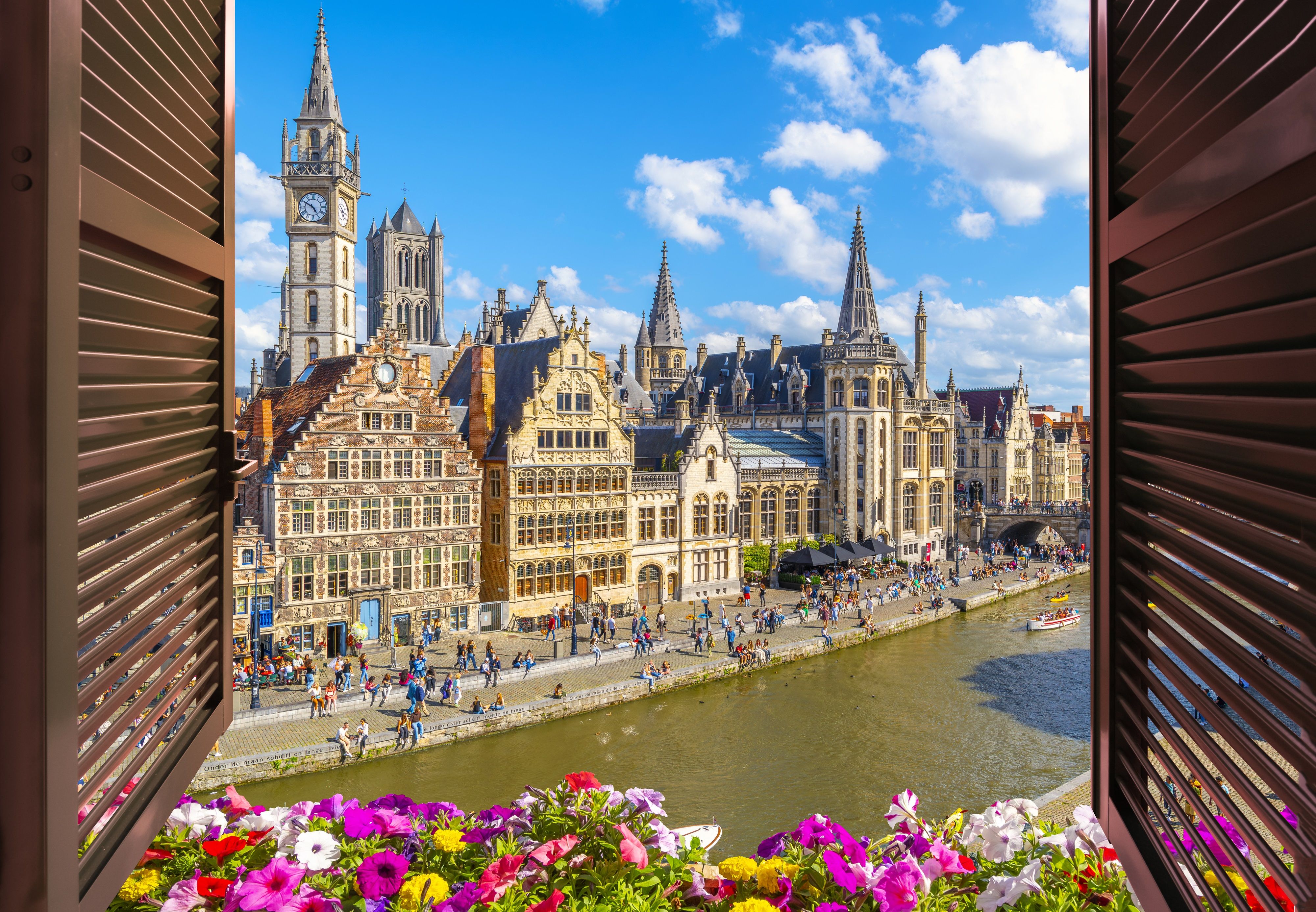 Historische Häuser an der Graslei am Fluss Leie in Gent, Blick aus dem Fenster