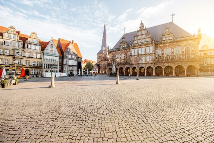 Der Bremer Marktplatz im Sonnenlicht mit historischen Gebäuden und dem Rathaus als Blickfang.