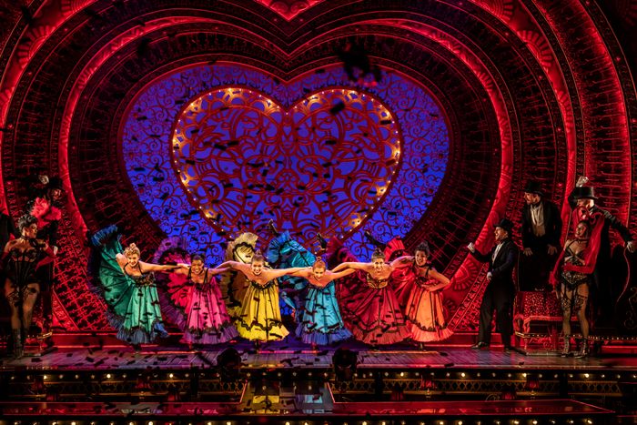 Tänzerinnen auf der Bühne von Moulin Rouge! Das Musical in Köln