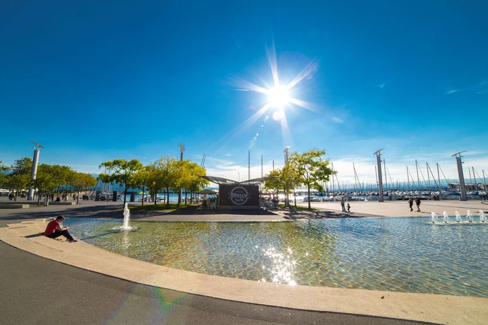 flaches Wasserbecken am Place de la Navigation in Lausanne