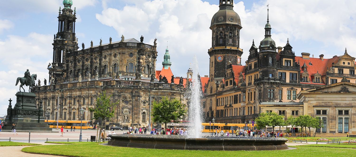Residenzschloss mit Vorplatz und Springbrunnen