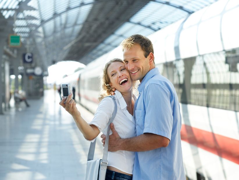 Paar beim Selfie am Bahnhof