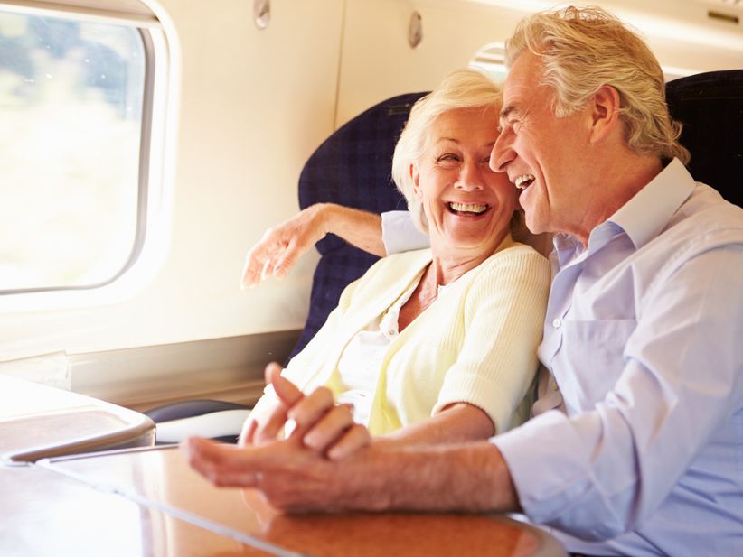 Seniorenpaar während einer Zugfahrt entspannt