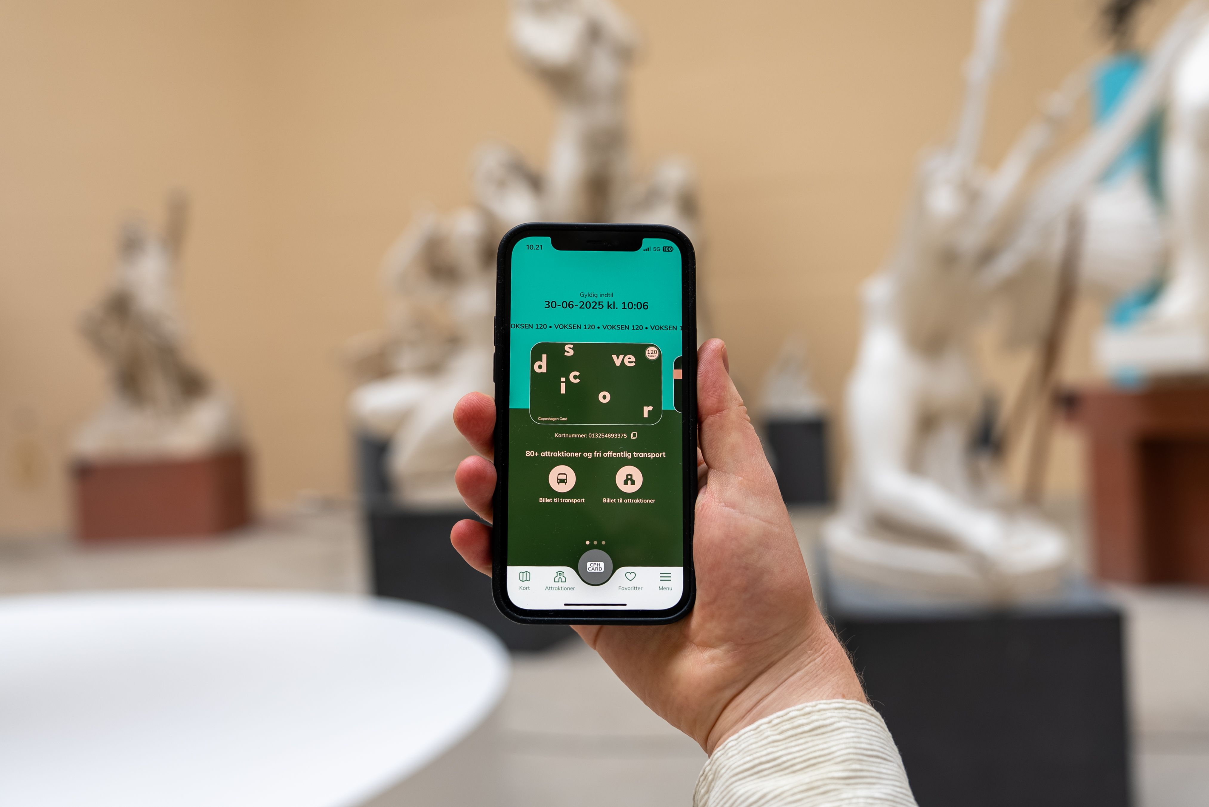 COPENHAGEN CARD App wird auf dem Handy eines Besuchers des Rudolph Tegners Museum angezeigt.