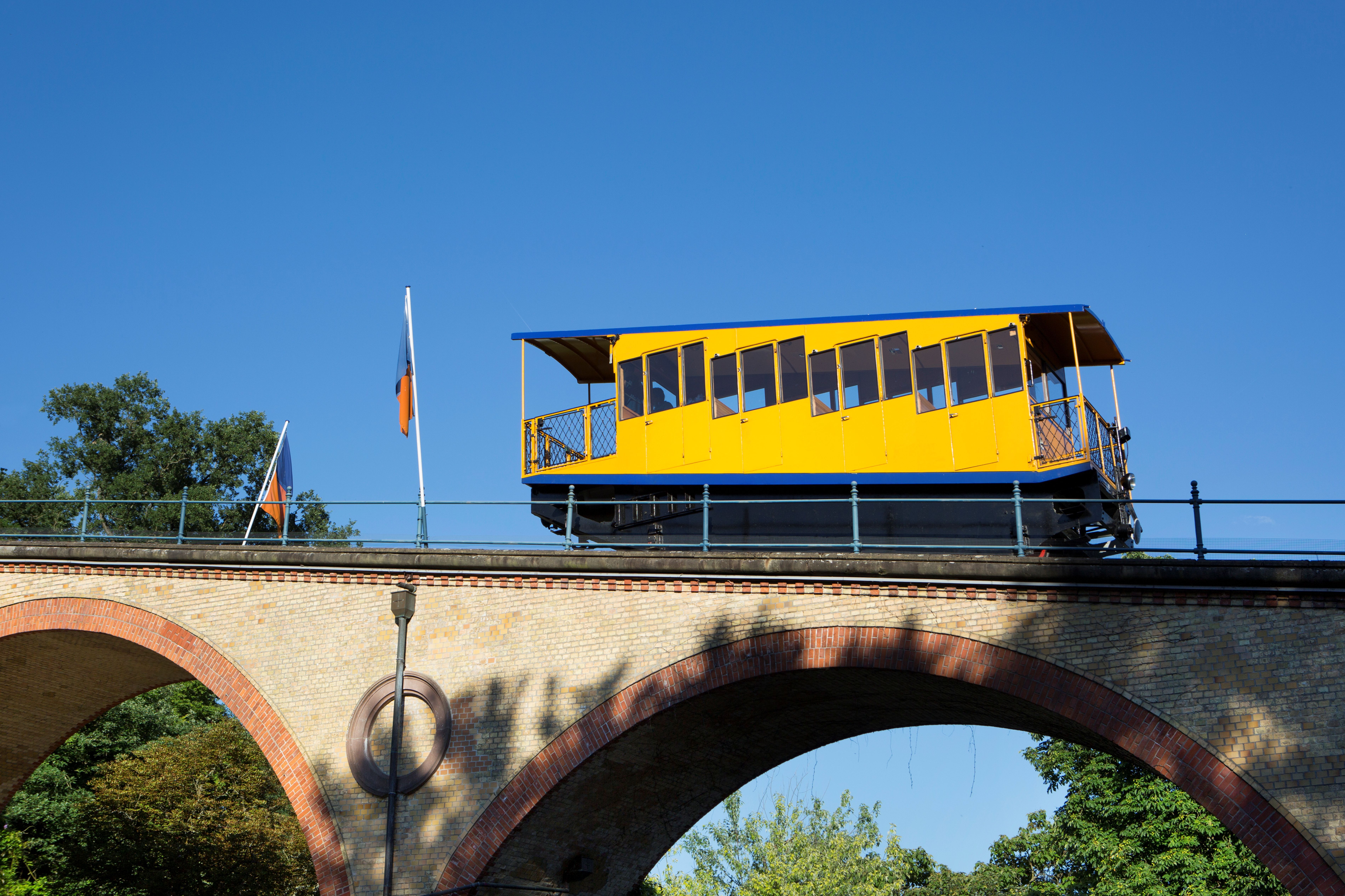 Nerobergbahn  auf Brücke in Wiesbaden