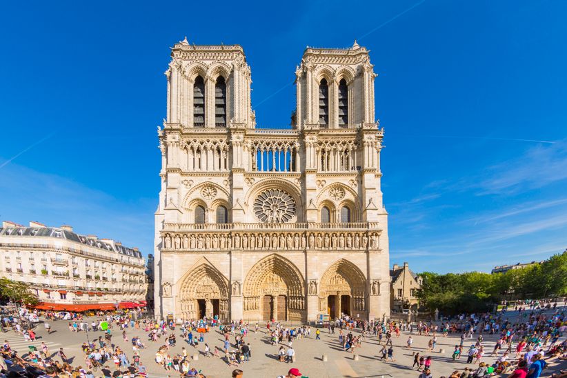 Vorderansicht der Hauptfassade der Notre Dame in Paris mit Vorplatz