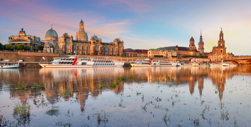 Panorama der Dresdner Stadtsilhouette hinter der Elbe