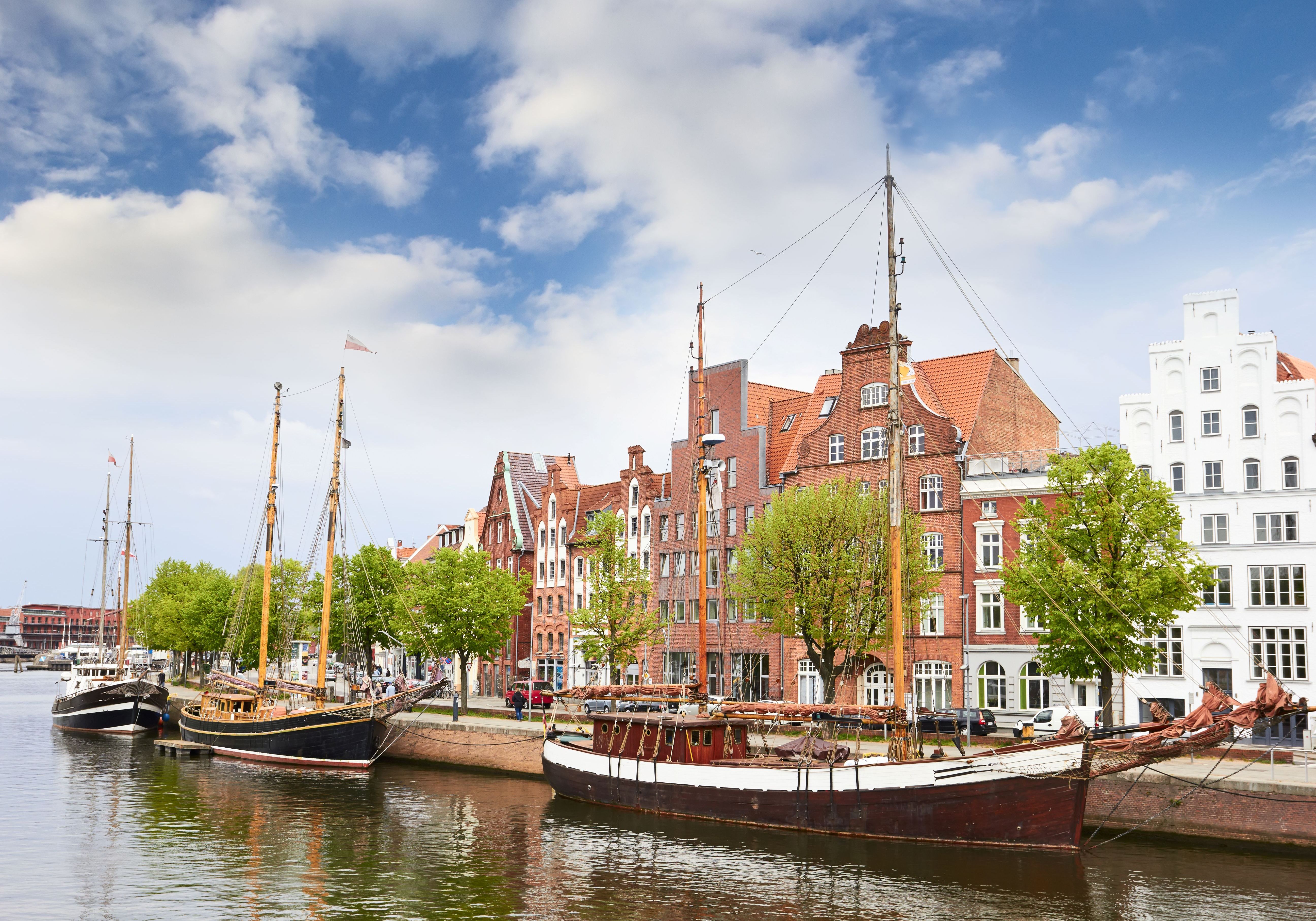Boot am Ufer der Altstadt von Lübeck