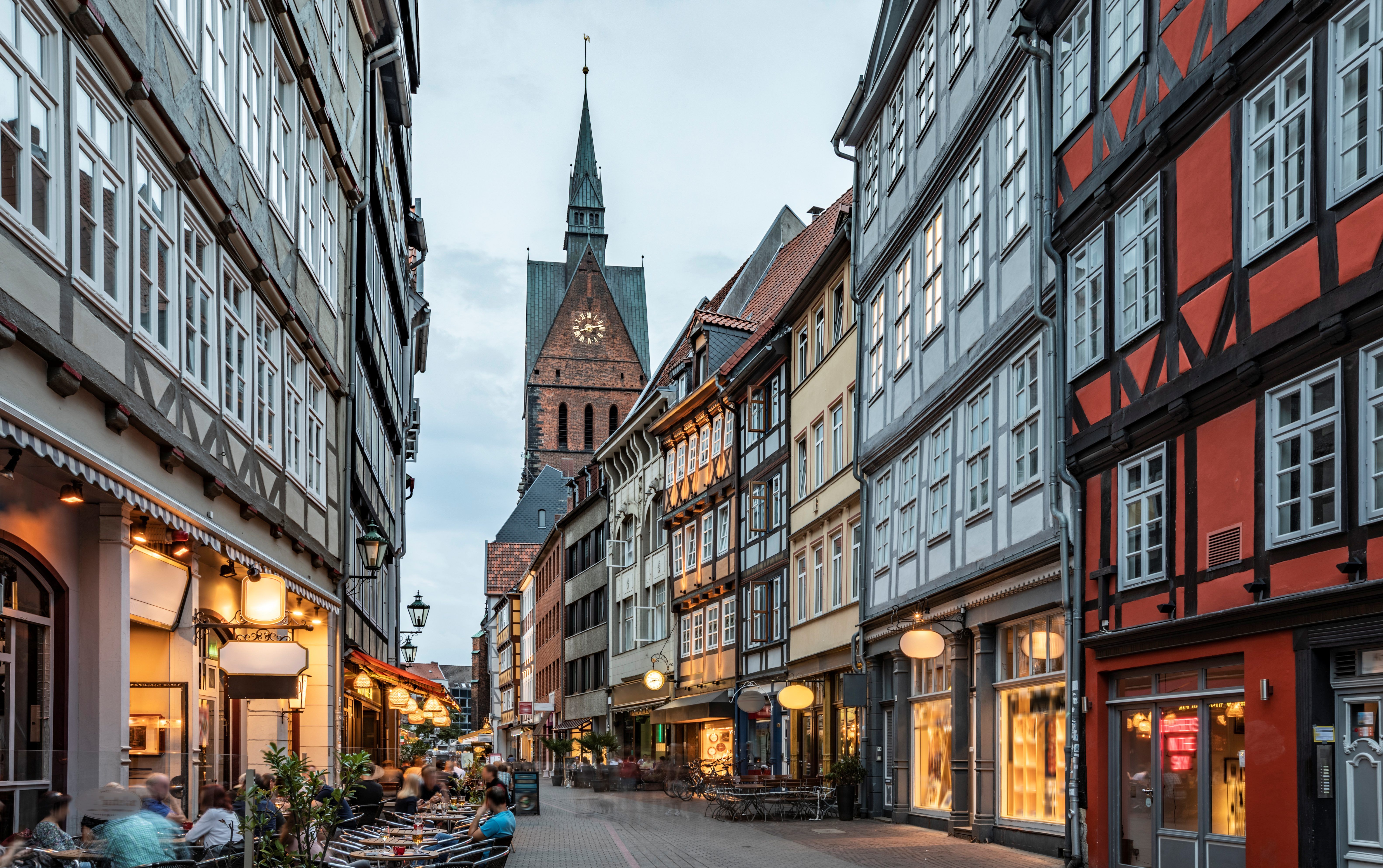 Straße in Hannover zum Marktplatz mit Kirche bei Abenddämmerung