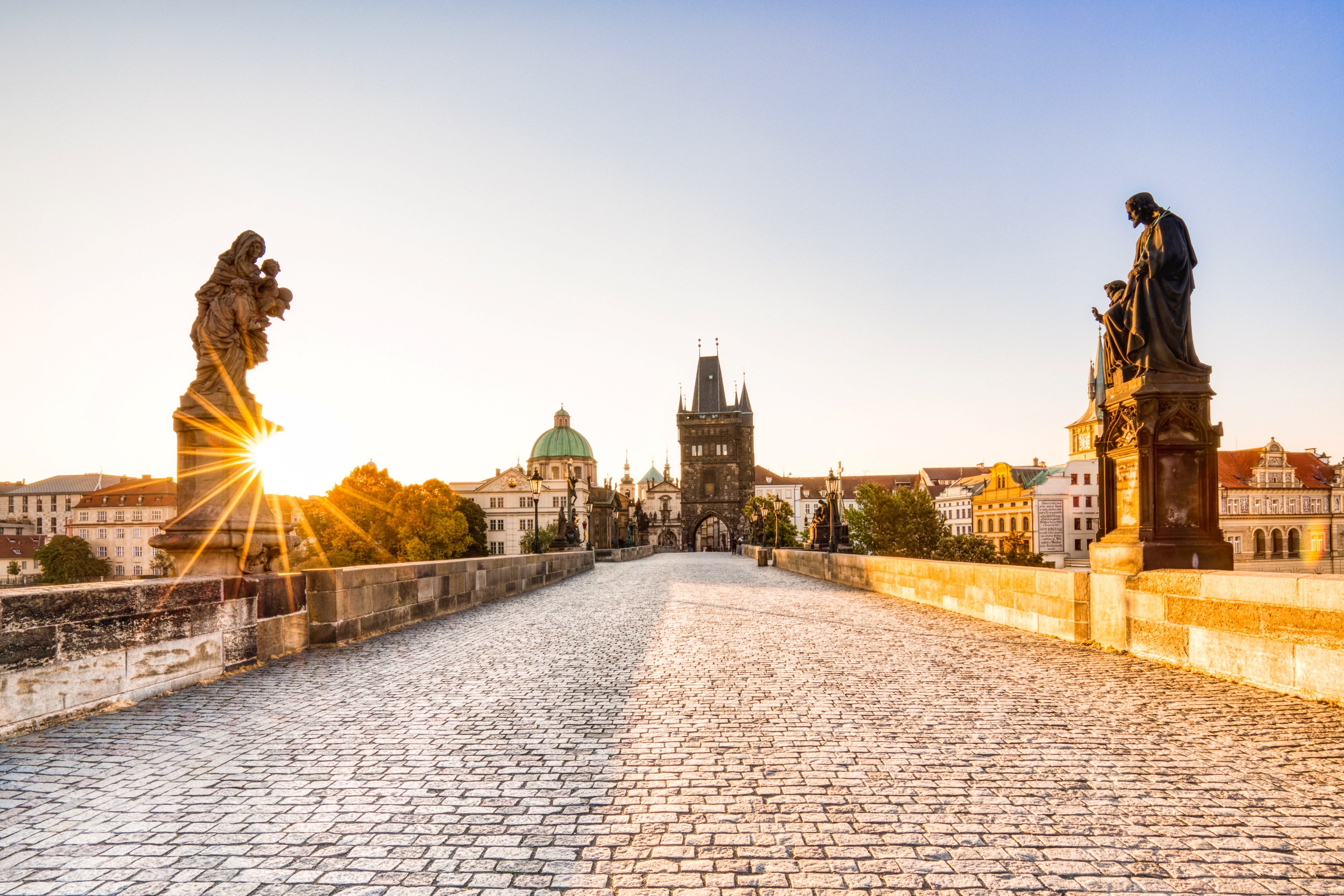 Karlsbrücke in Prag im Sonnenlicht, mit Blick auf die historischen Türme.