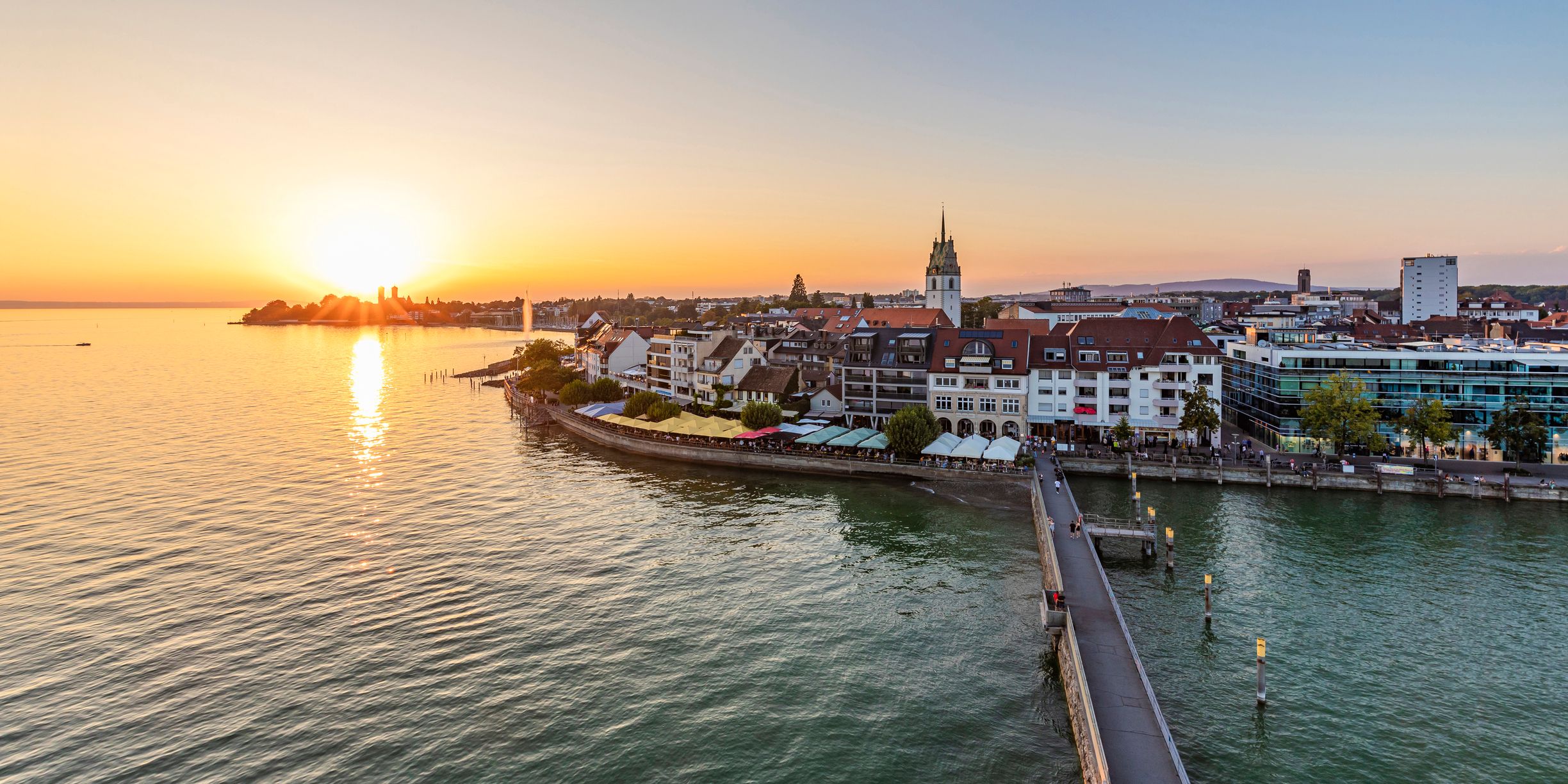 Blick auf Friedrichshafen und den Bodensee bei Sonnenuntergang