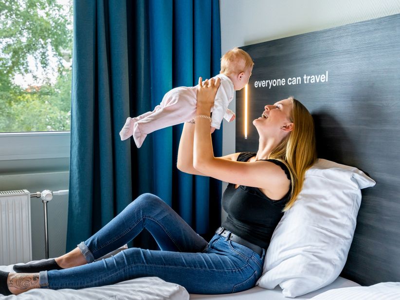 Mutter und Kind in einem Zimmer des a&o Hostels Berlin Kolumbus