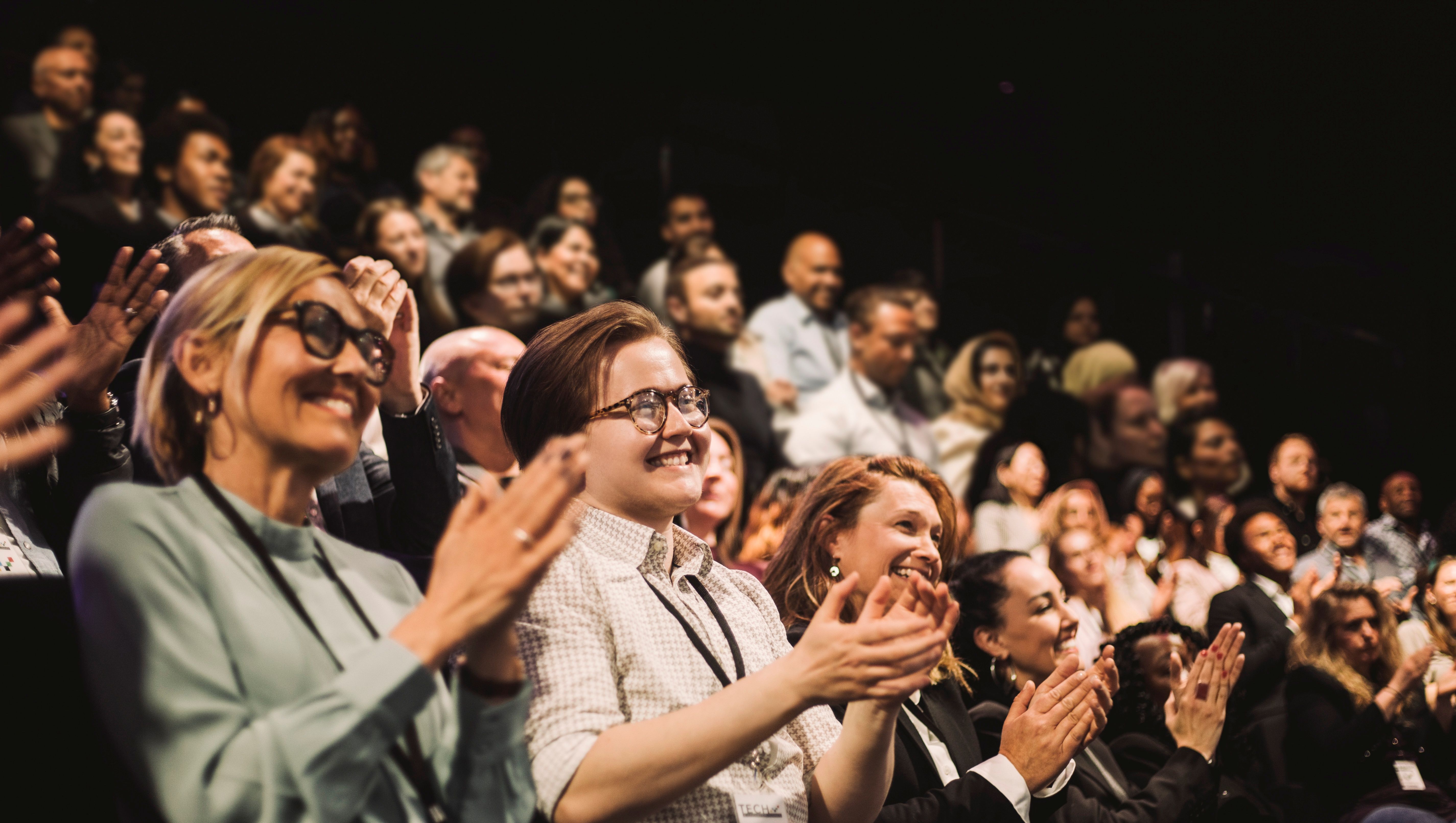 Applaudierendes Publikum im Theatersaal