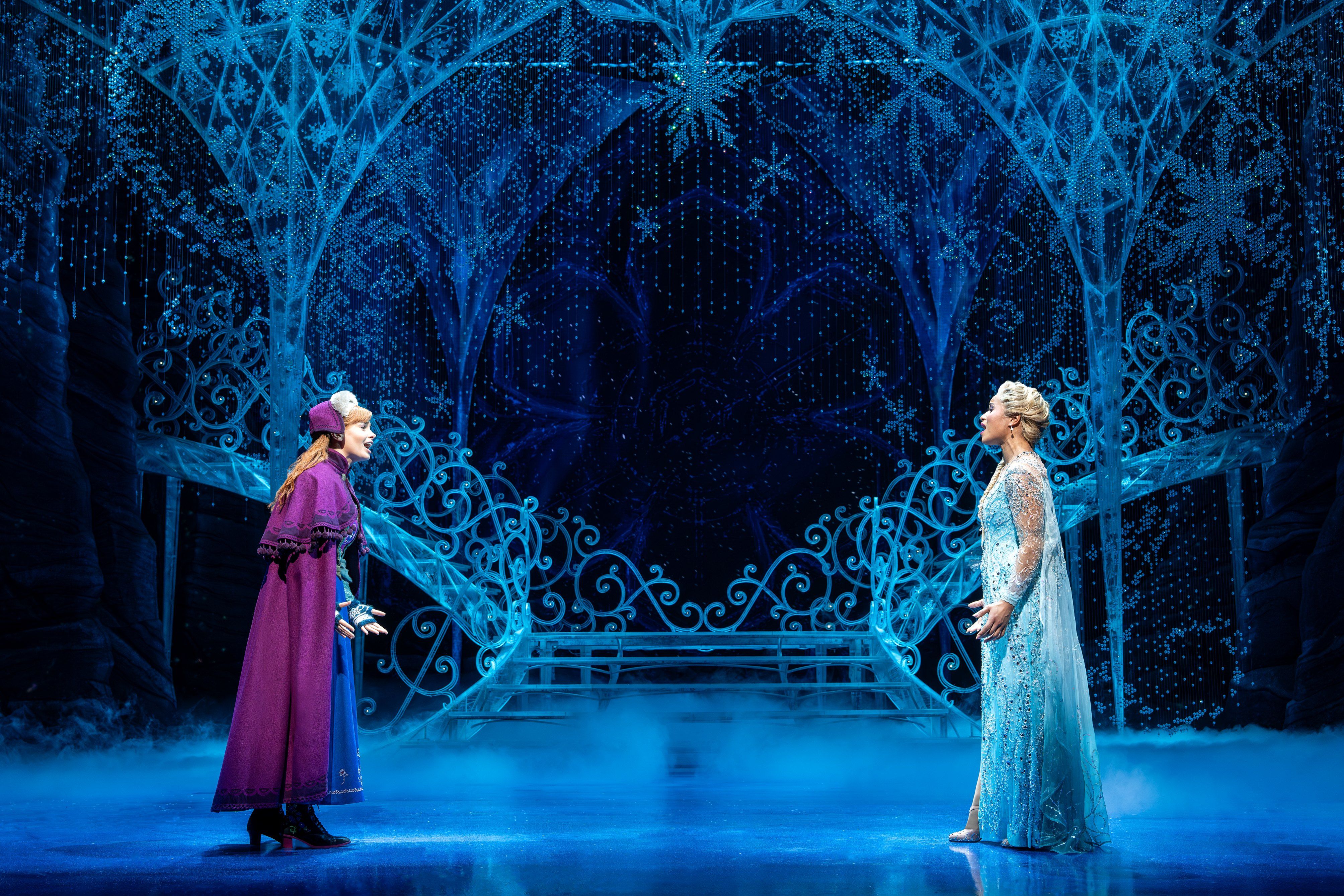 Die Hauptprotagonistinnen Anna und Elsa auf der Bühne im Musical Disneys DIE EISKÖNIGIN