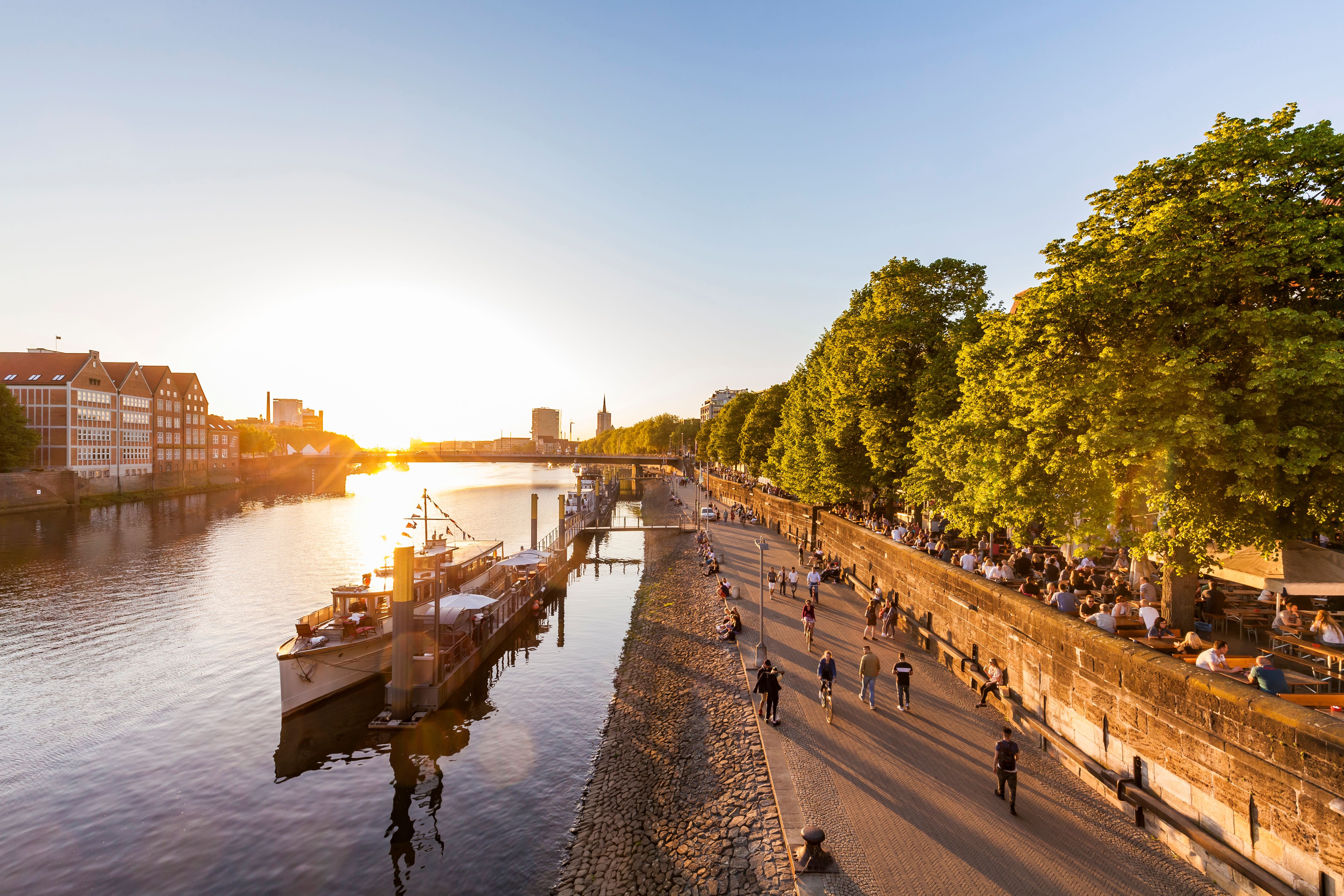Uferpromenade Schlachte in Bremen bei Sonnenuntergang. 