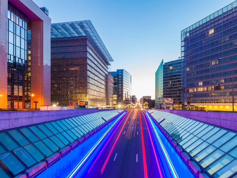 Bewegungslichter von Autos auf der Straße an der Europäische Kommission