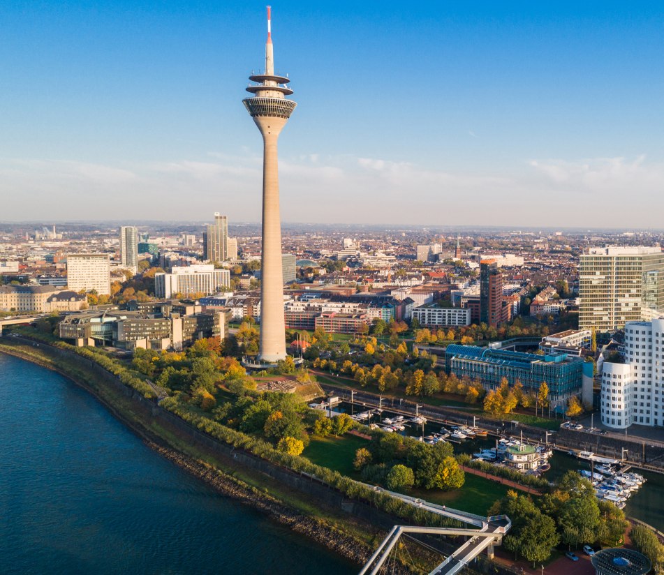 Blick auf das Reinufer in Düsseldorf. - BAHNHIT.DE, © getty; Foto: jotily