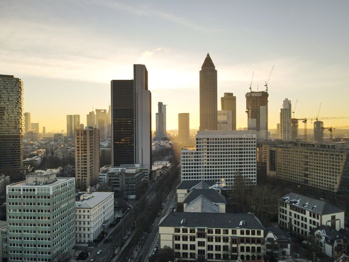 Sonnenuntergang über der modernen Skyline von Frankfurt