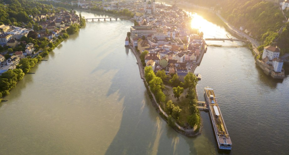Panorama mit Sonnenuntergang in Passau. - BAHNHIT.DE, © getty; Foto: Westend61 / JLPfeifer