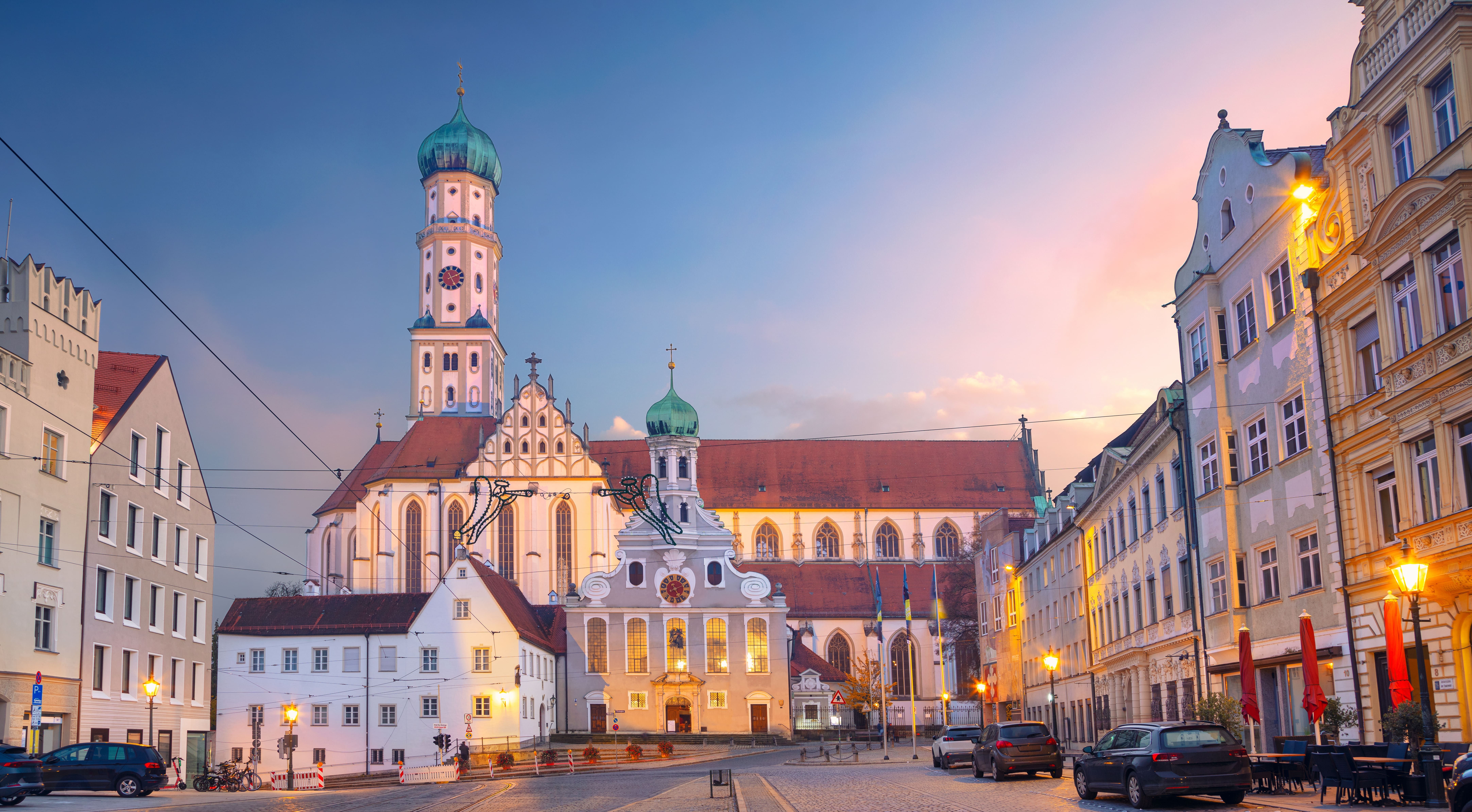 Ulrichsplatz bei Dämmerung in Augsburg
