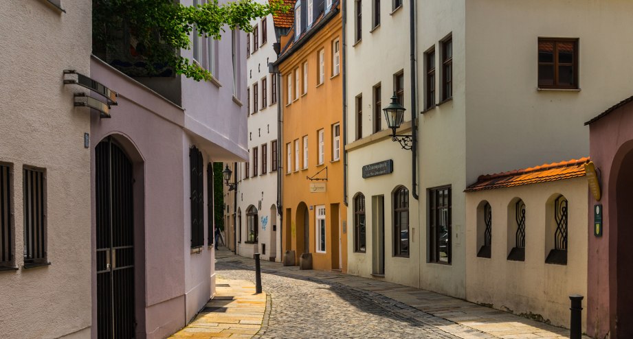 Kleine Augsburger Altstadtgasse mit Kopfsteinpflaster - BAHNHIT.DE, © getty, Foto: EyeEm