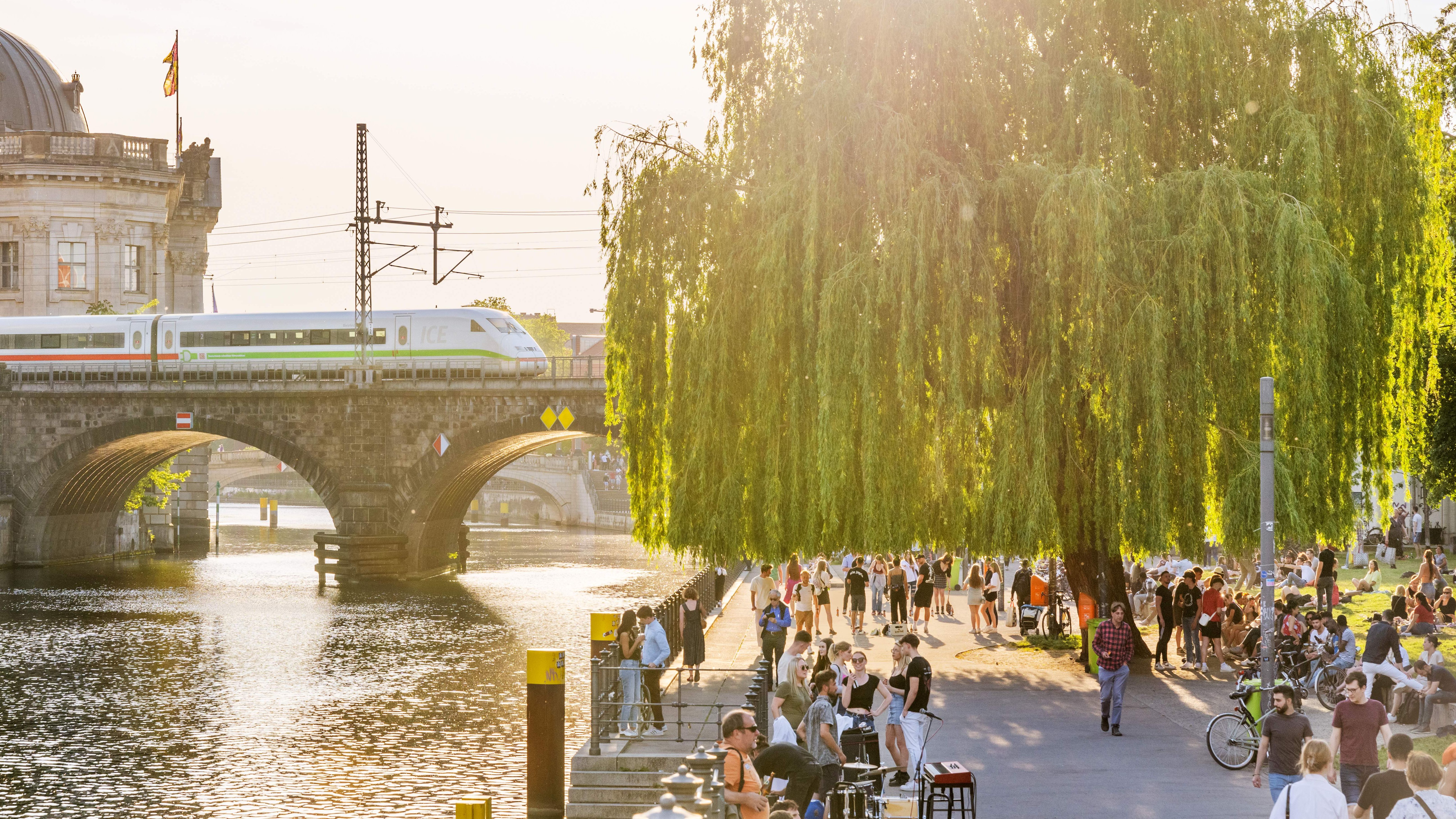 ICE fährt durch Berlin am Bodemuseum vorbei im Sommer