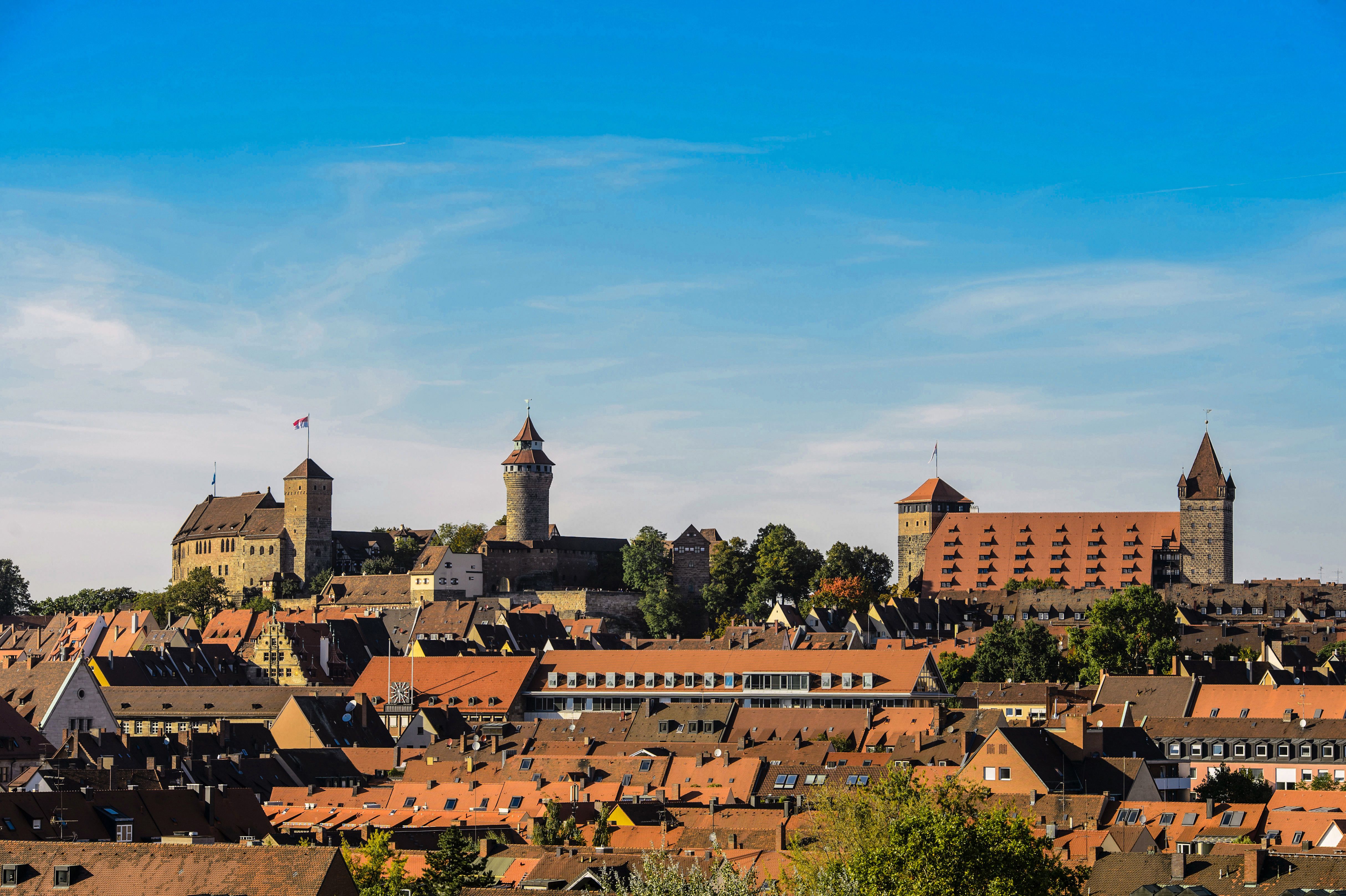 Kaiserburg in Nürnberg über den Dächern der Stadt