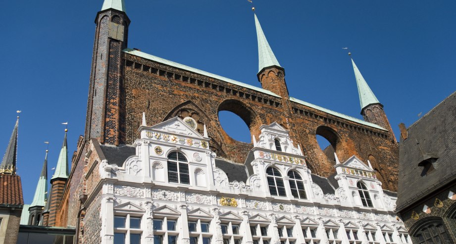 Das Rathaus von Lübeck - BAHNHIT.DE, © getty, Foto: fundura