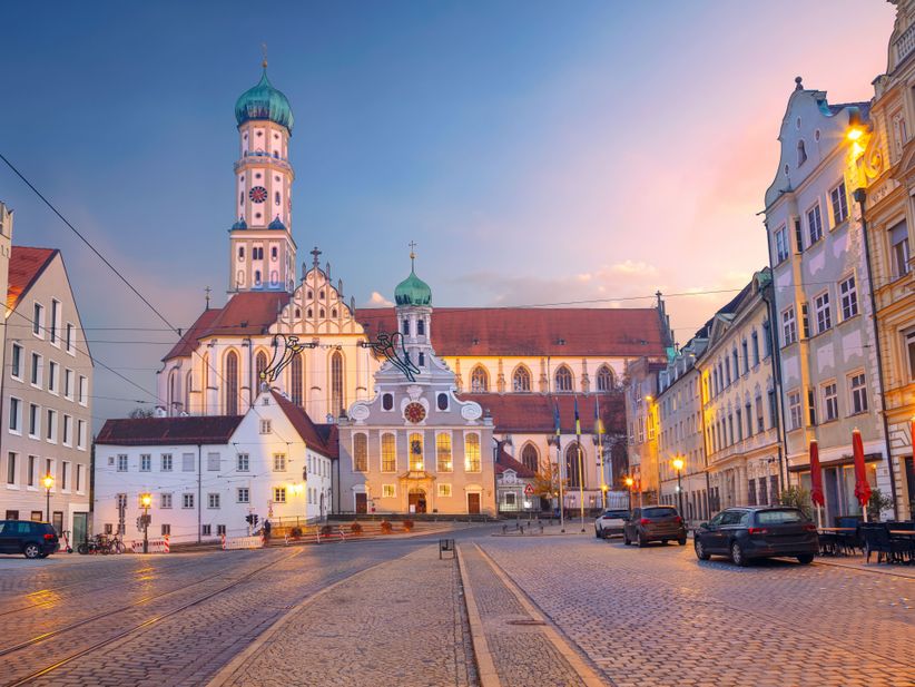 Ulrichsplatz bei Dämmerung in Augsburg