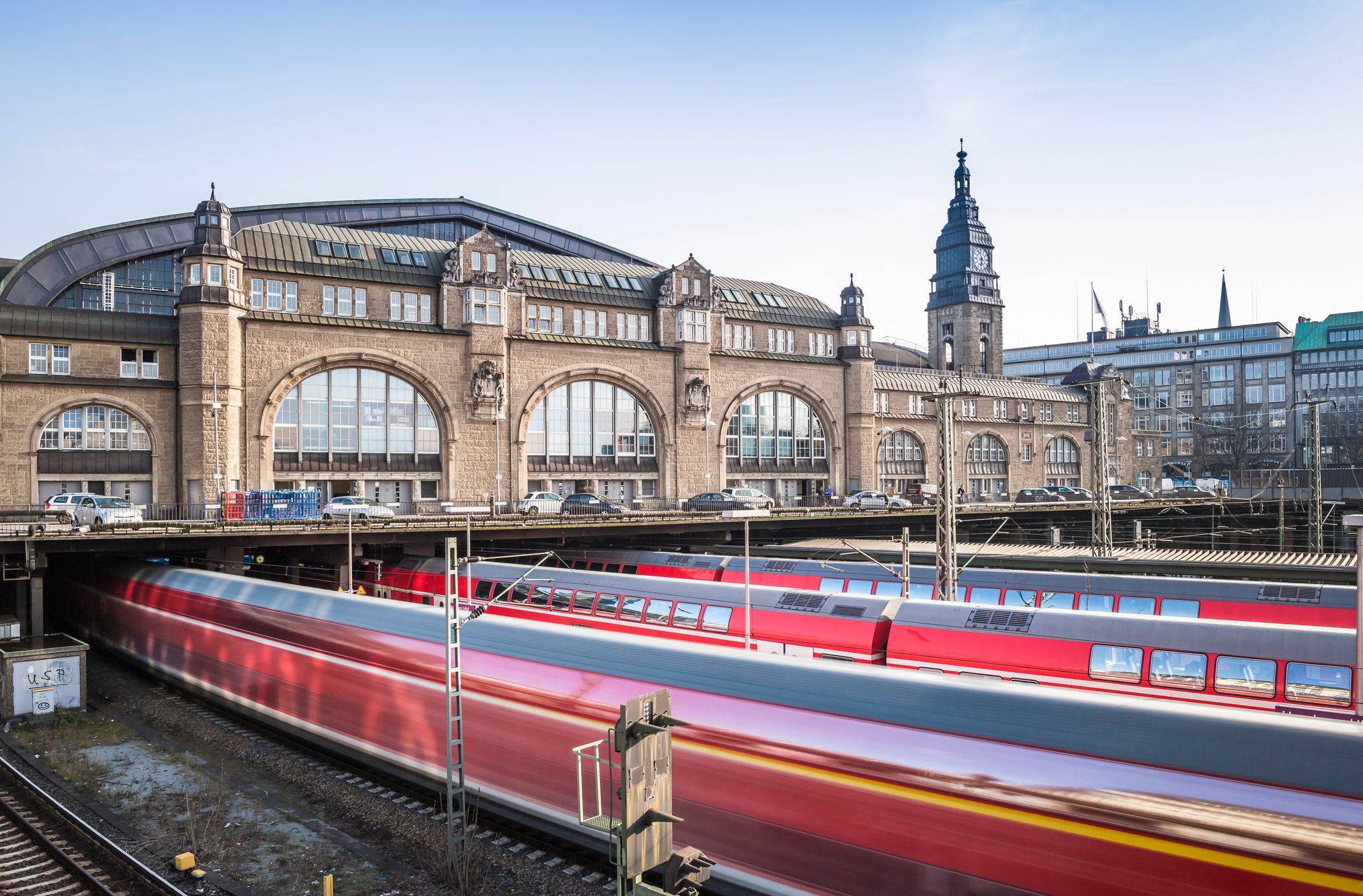 Die beeindruckende Sandsteinfassade des Hamburger Hauptbahnhofs.