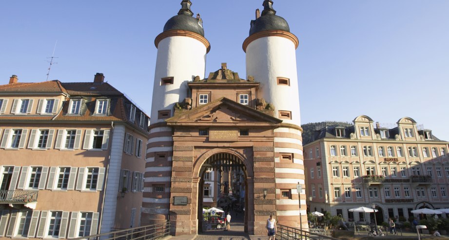 Tor der alten Brücke in Heidelberg - BAHNHIT.DE, © getty, Foto: Davis McCardle