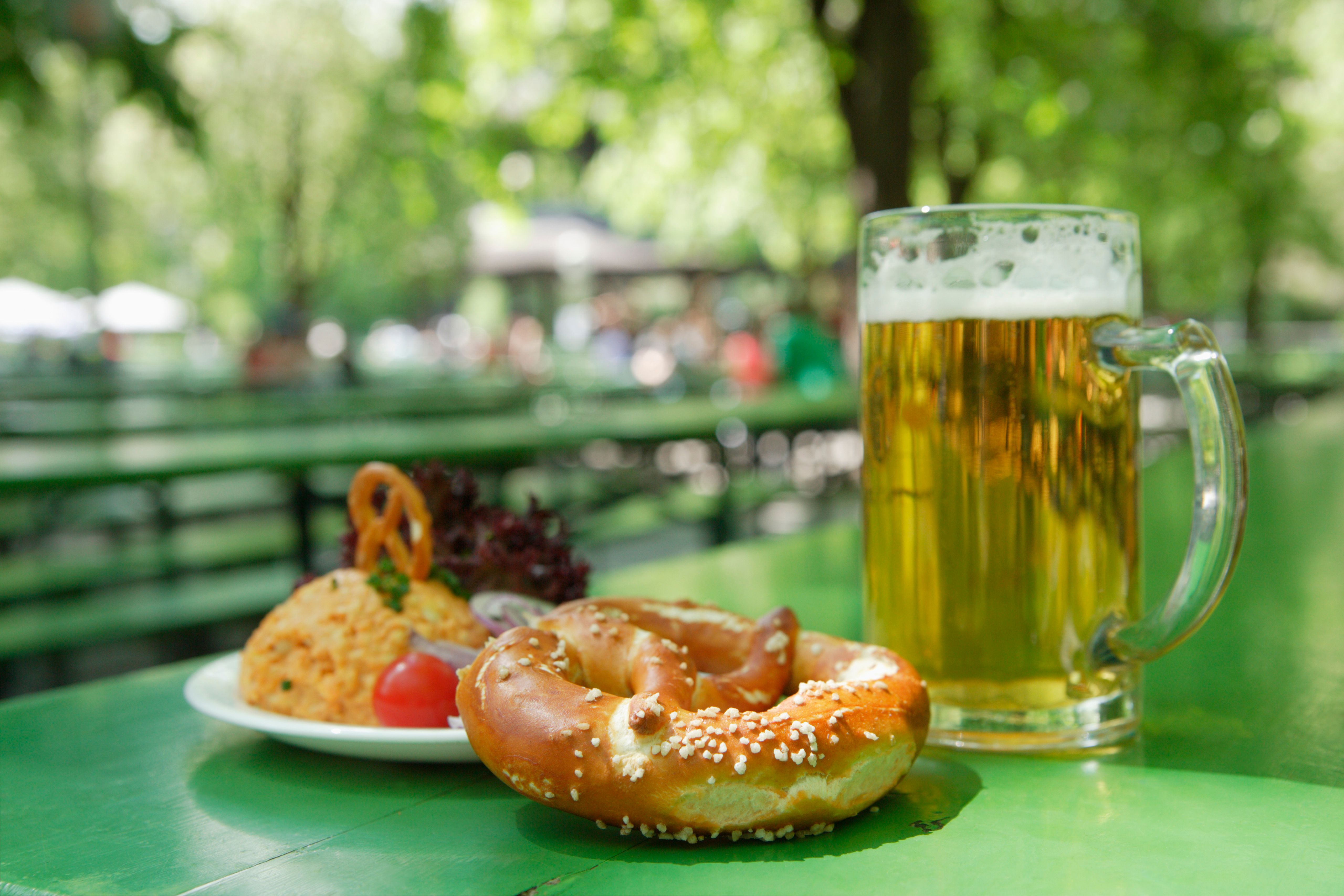 Bier und bayerische Kost im Münchner Biergarten
