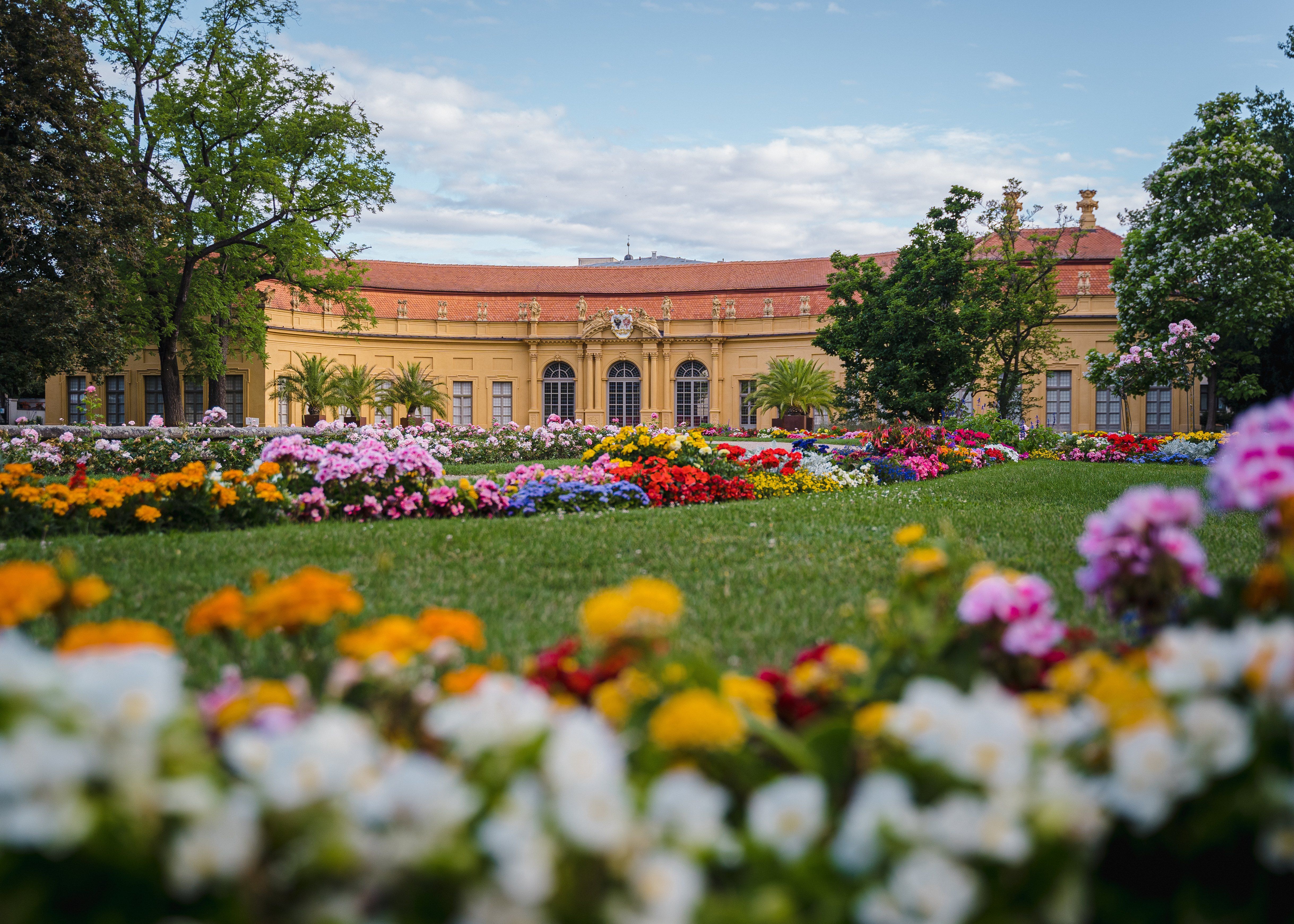 Orangerie im blumig bepflanzten Schlossgarten Erlangen