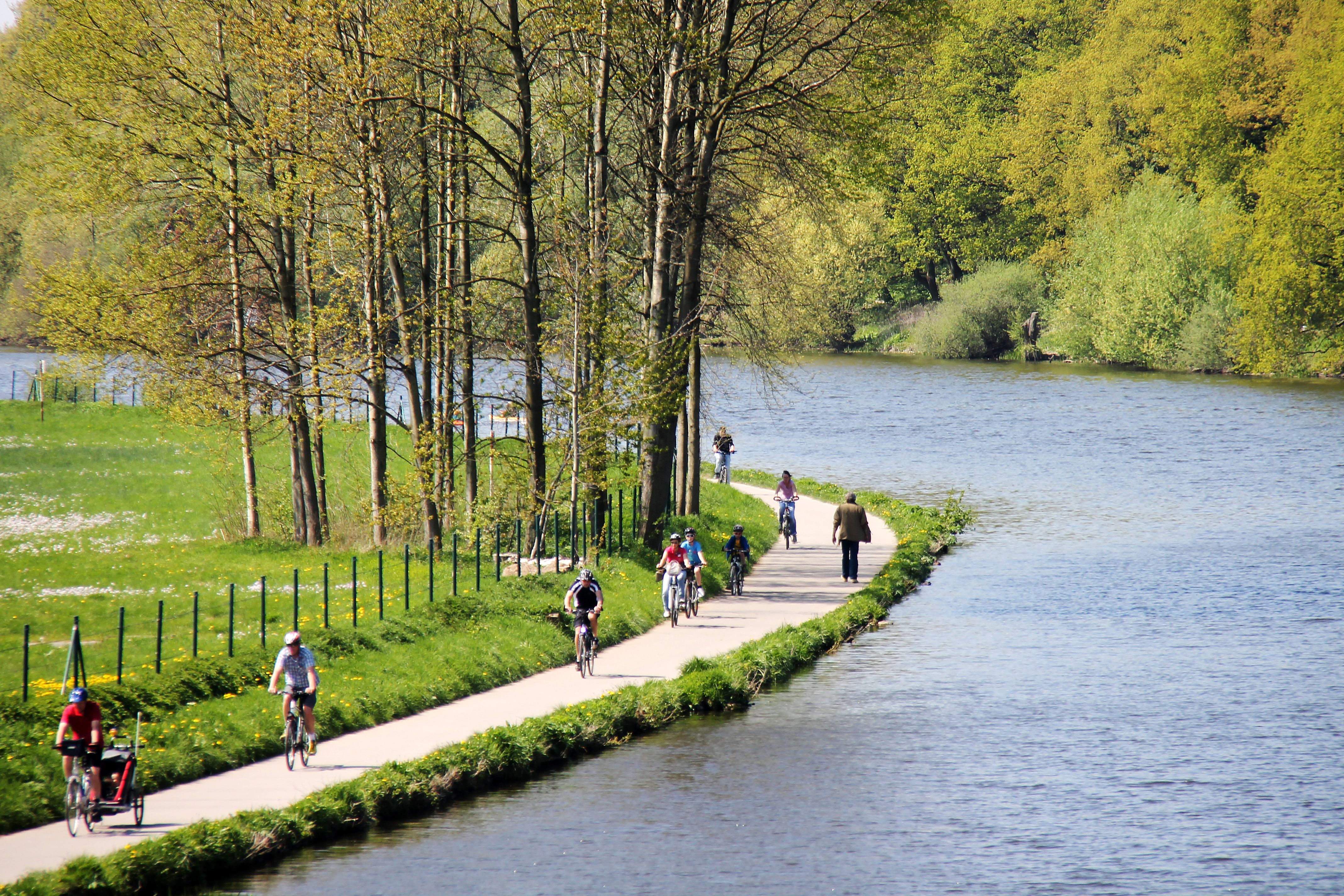 Radfahrer und Spaziergänger auf einem Weg entlang der Ruhr