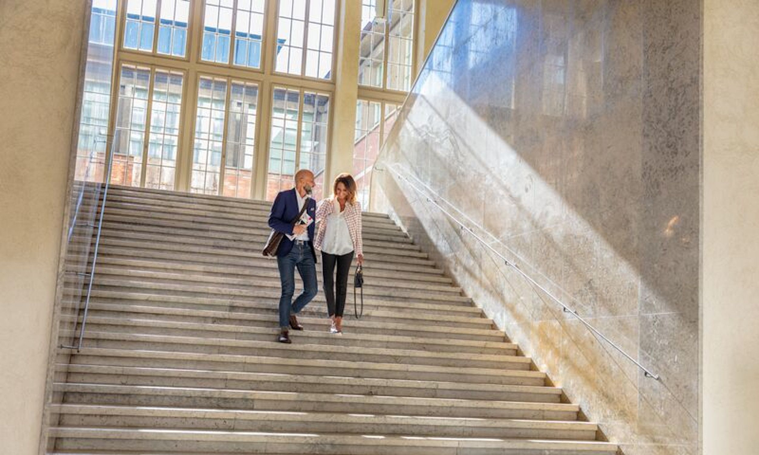 Paar geht Treppe herunter im Kunstmuseum Basel