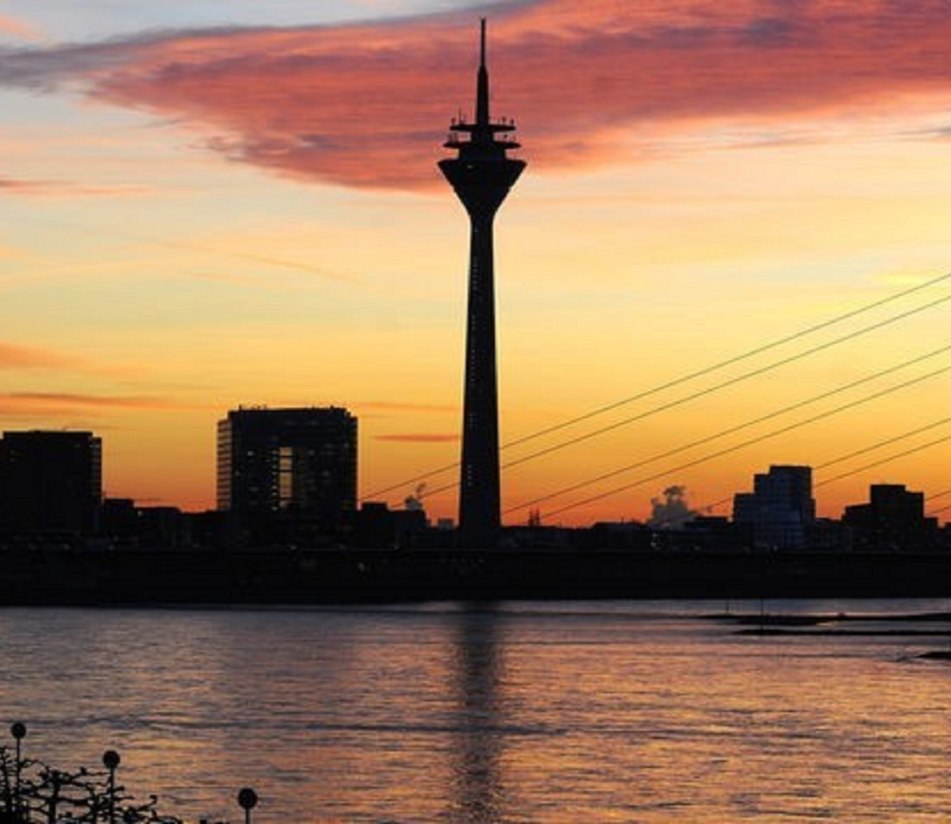 Der Rheinturm in der Abenddämmerung, © dpa/Düsseldorf Tourismus