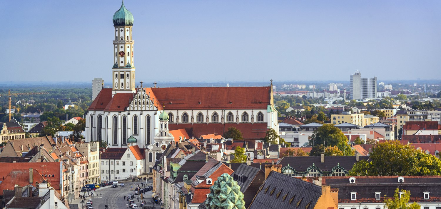 Panorama der Altstadt von Augsburg mit Blick auf St. Ulrich und Afra. - BAHNHIT.DE, © getty, Foto:  SeanPavonePhoto