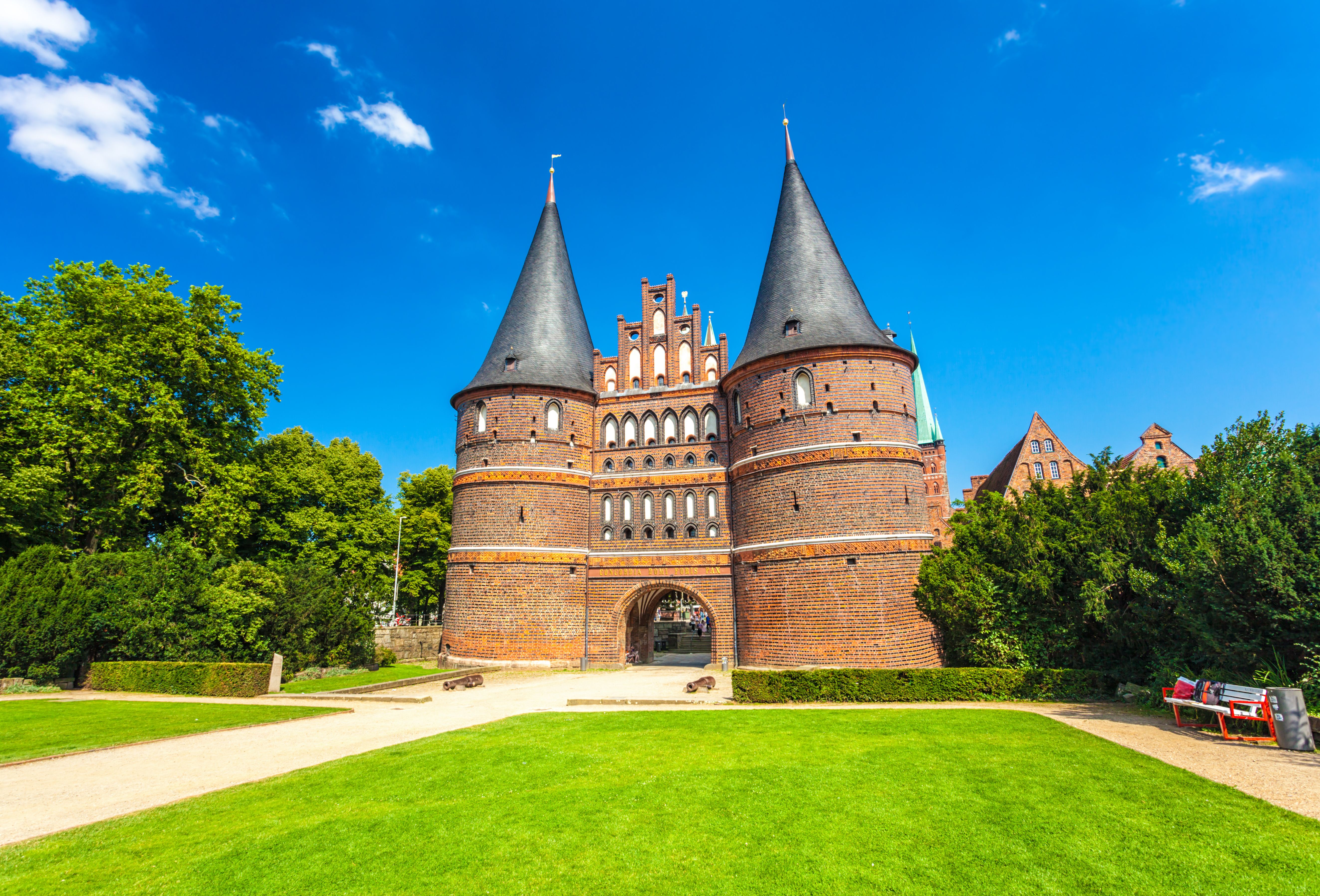 Lübck Holstentor bei blauem Himmel und grüner Wiese
