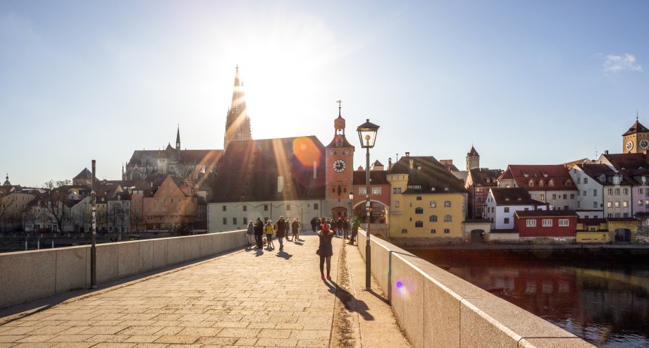 Regensburg Brücke Sonnenschein, © Getty Images Westend61; 