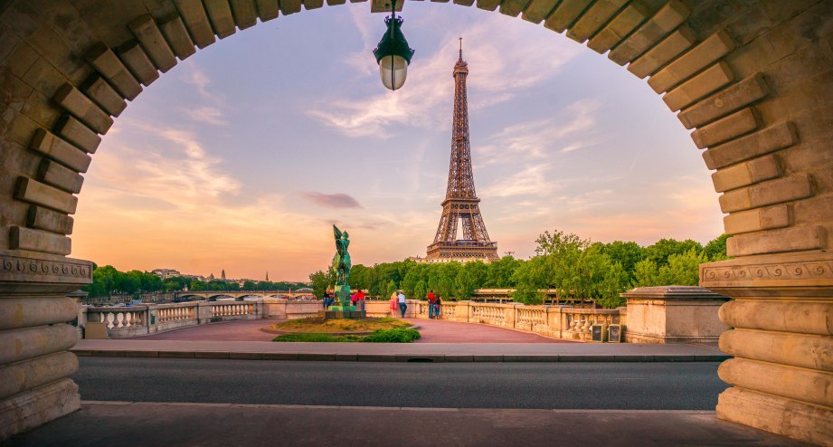 Paris Eifelturm im Sonnenlicht, © GettyImages_9TH