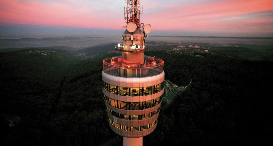 Fernsehturm Stuttgart im roten Abendlicht - BAHNHIT.DE, © Foto: Stuttgart-Marketing GmbH (SMG), Achim Mende