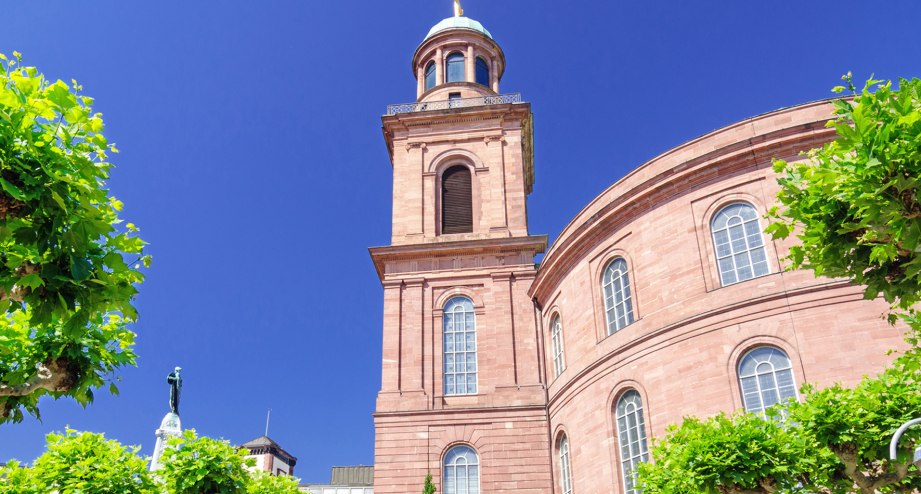 Frankfurter Paulskirche mit sommerlich-grünen Bäumen - BAHNHIT.DE, © getty, Foto: Juergen Sack