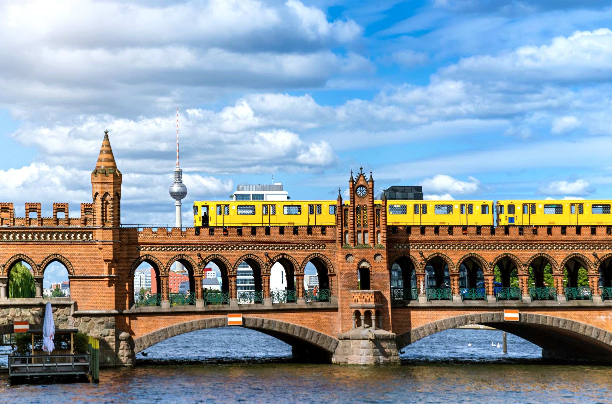 Oberbaumbrücke an der Warschauer Straße in Berlin während eine U Bahn darüber fährt