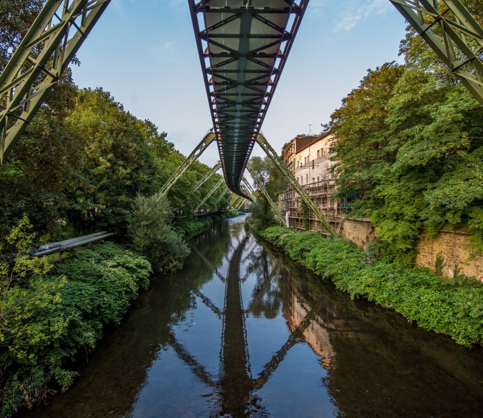 Die Schwebebahn über der Wupper - BAHNHTI.DE, © GettyImages, Foto: Daniel Schober