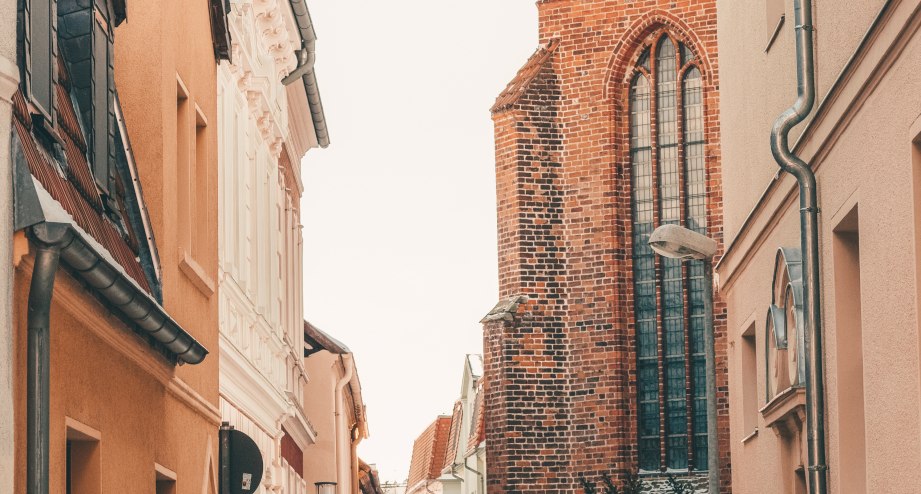 Magdeburg Gasse zu Kirche, © Getty Images Chris Aurel Elliger / EyeEm; 