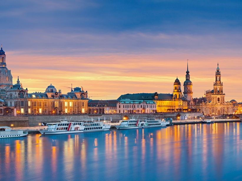 Panorama der Dresdner Stadtsilhouette hinter der Elbe bei Sonnenuntergang