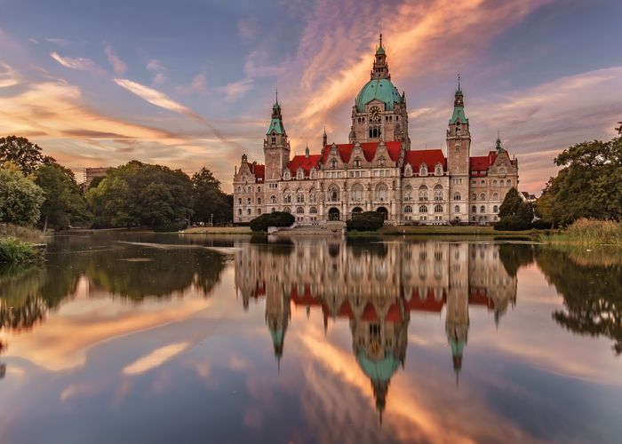 Neues Rathaus in Hannover bei Sonnenuntergang im Sommer
