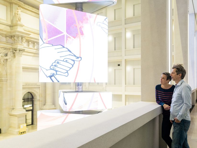 Mann und Frau im Foyer des Humboldt Forums Berlin an einer Brüstung stehend