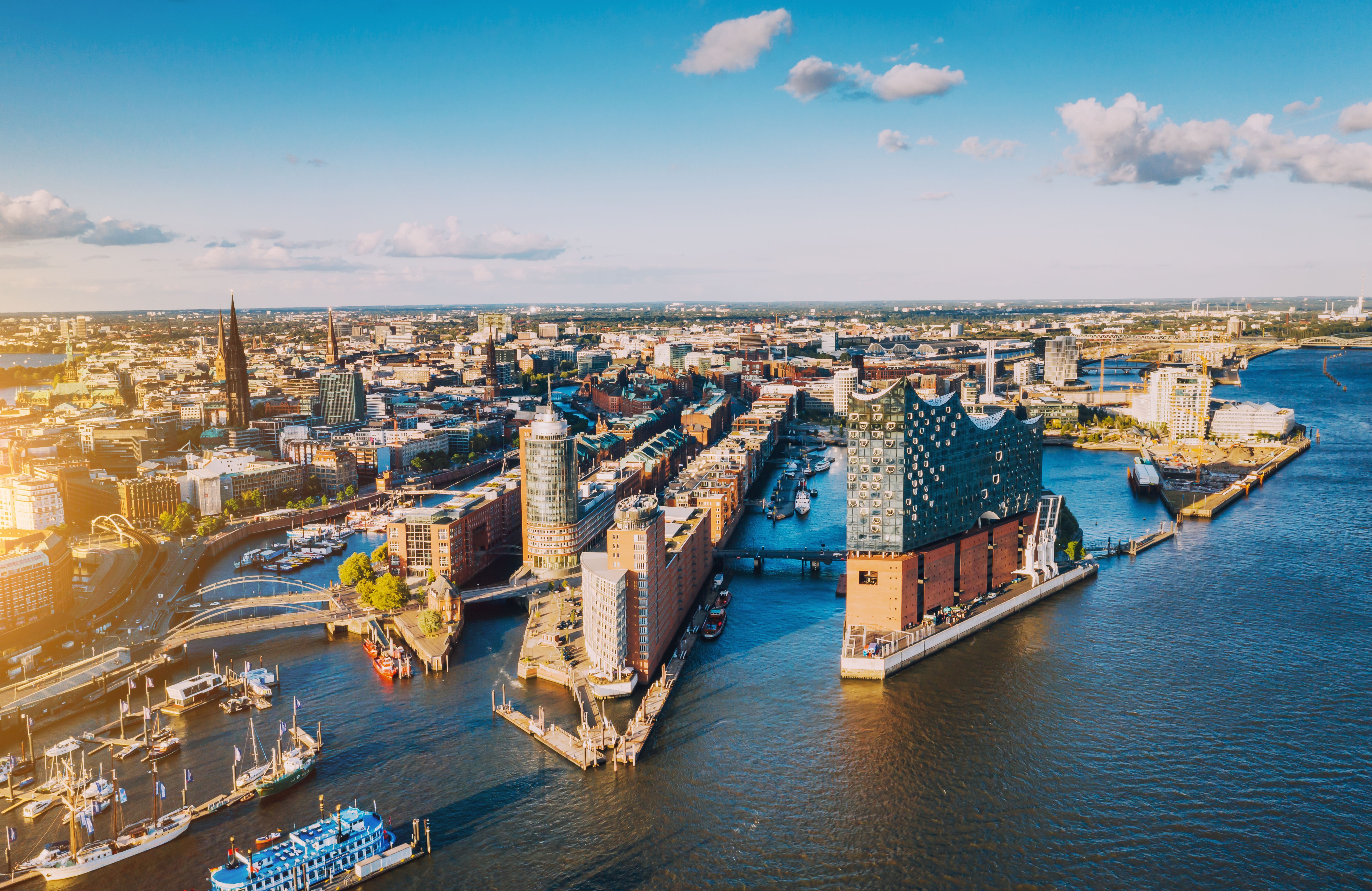 Panoramablick aus Vogelperspektive auf mit Sonne bestrahlte Häuser und Elbphilharmonie in Hamburg